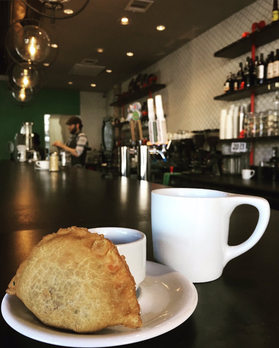 meghamcswain's tweet photo. Meat & veggie empanadas served all day @CafezaHouston in First Ward. 💃🏻💃🏻 #cafeza #houston https://t.co/4S0R0YRUqZ