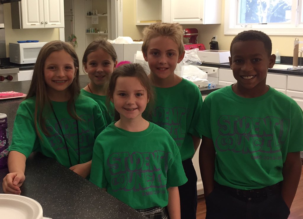 jennifeready22's tweet photo. Ready to serve! #emmsStuCo @EicholdMertzMST @MDuBoseAdams #ronaldmcdonaldhouse https://t.co/bcAeJcsGjl