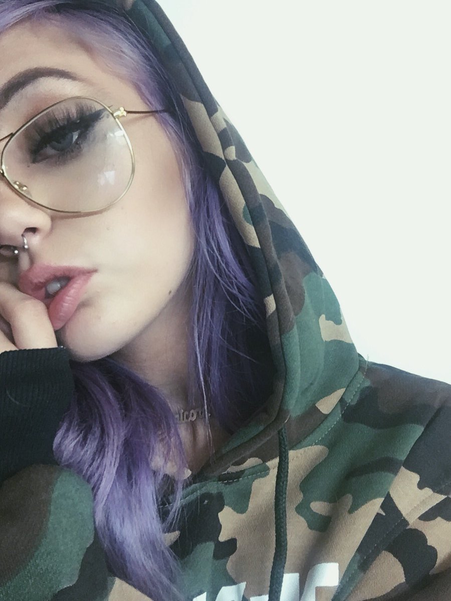 95HSL's tweet photo. this hoodie makes me feel hot af https://t.co/jsDor9HMkL