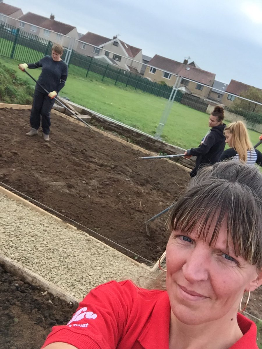 Jodynorth10's tweet photo. @Skills_Trainin1 Community Garden ❤️Love my job privileged working with these youngsters #team157 @PrincesTrustWal #greatBoss 🌻 https://t.co/rXSfxMm7DK