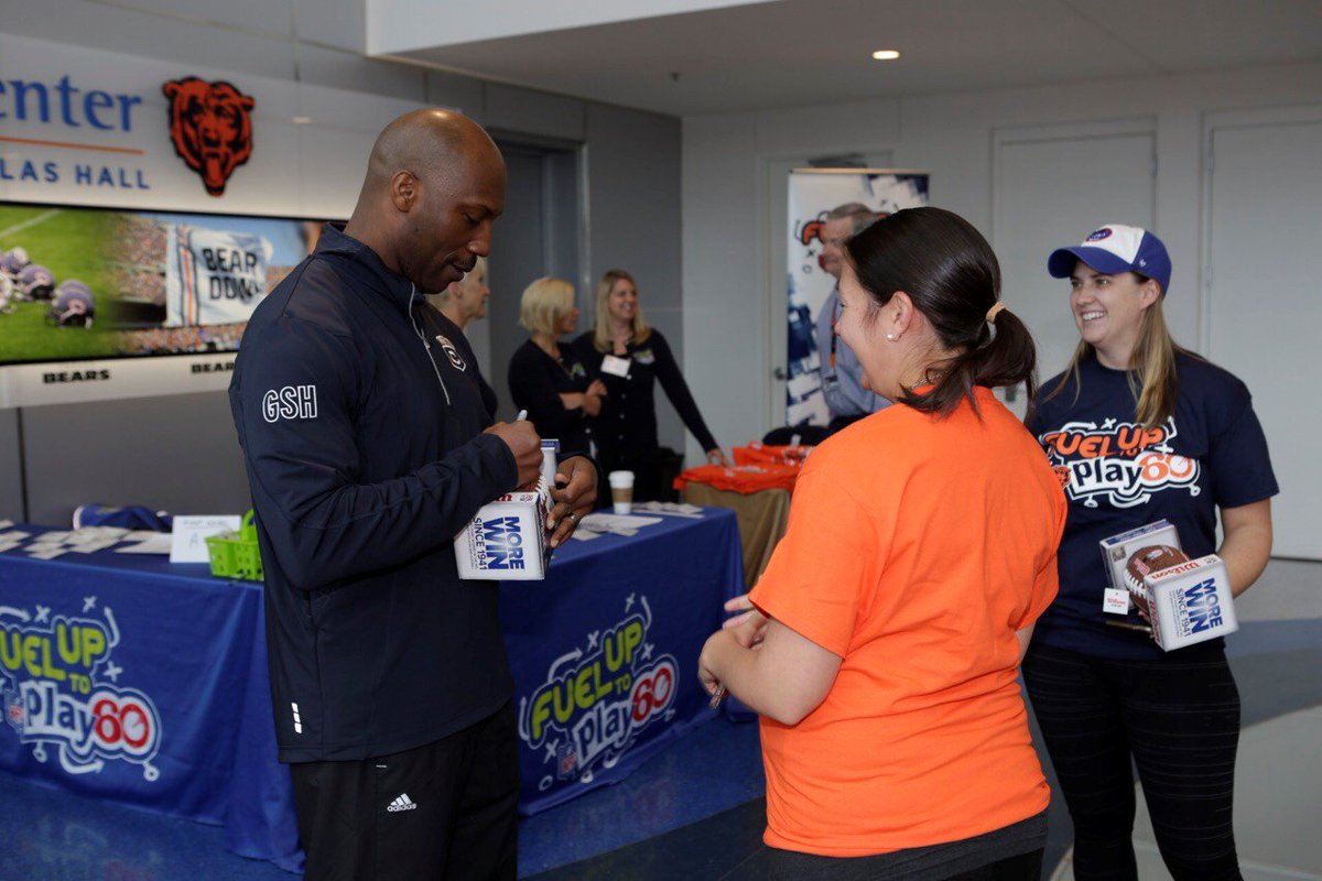 SandraJBrown2's tweet photo. .@ChicagoBears alumni #AnthonyMorgan greets great Program Advisors from accross IL at the #FUTP60TrainingCamp https://t.co/Xn8nOd0EI2