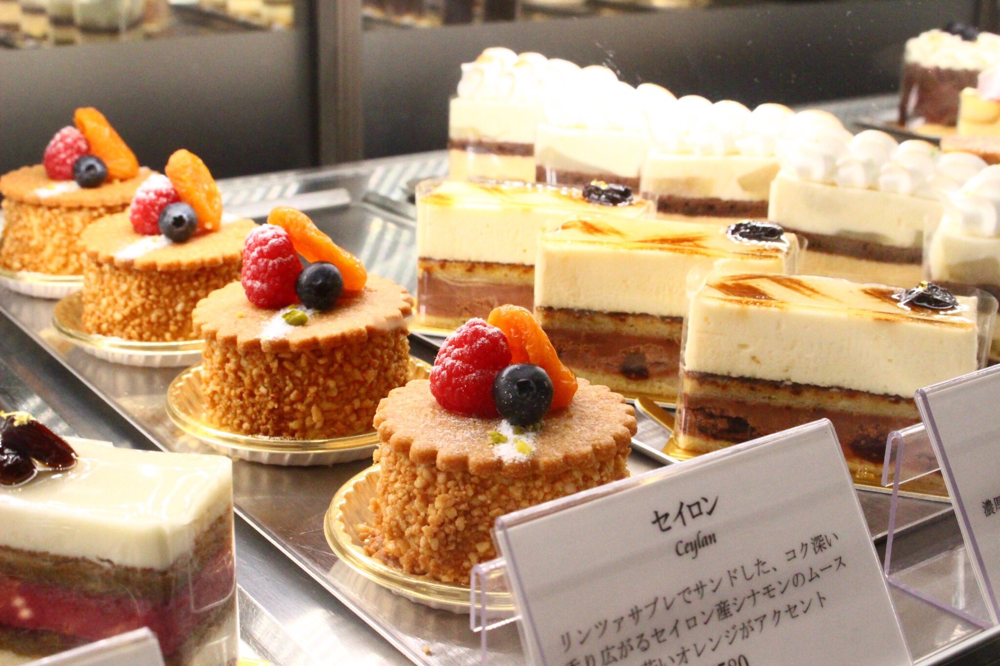 感動する味の商品 四条にある パティスリーエスさん ちなみに私は ポワールキャラメルを食べました 言葉が出ないくらい美味しいってやつです 心に染みる 甘すぎない洋酒が効いた味でした 席数は多くないですがイートインできます 京都 京都の