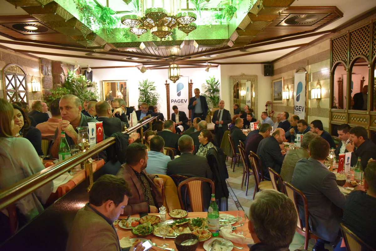 PAGEV1989's tweet photo. K Fuarındaki  PAGEV gruplari Dusseldorf'ta  Gala Yemeklerinde , kaynastı. Ticaret Atesemizden bilgiler aldı. https://t.co/TrcTNDpqzM