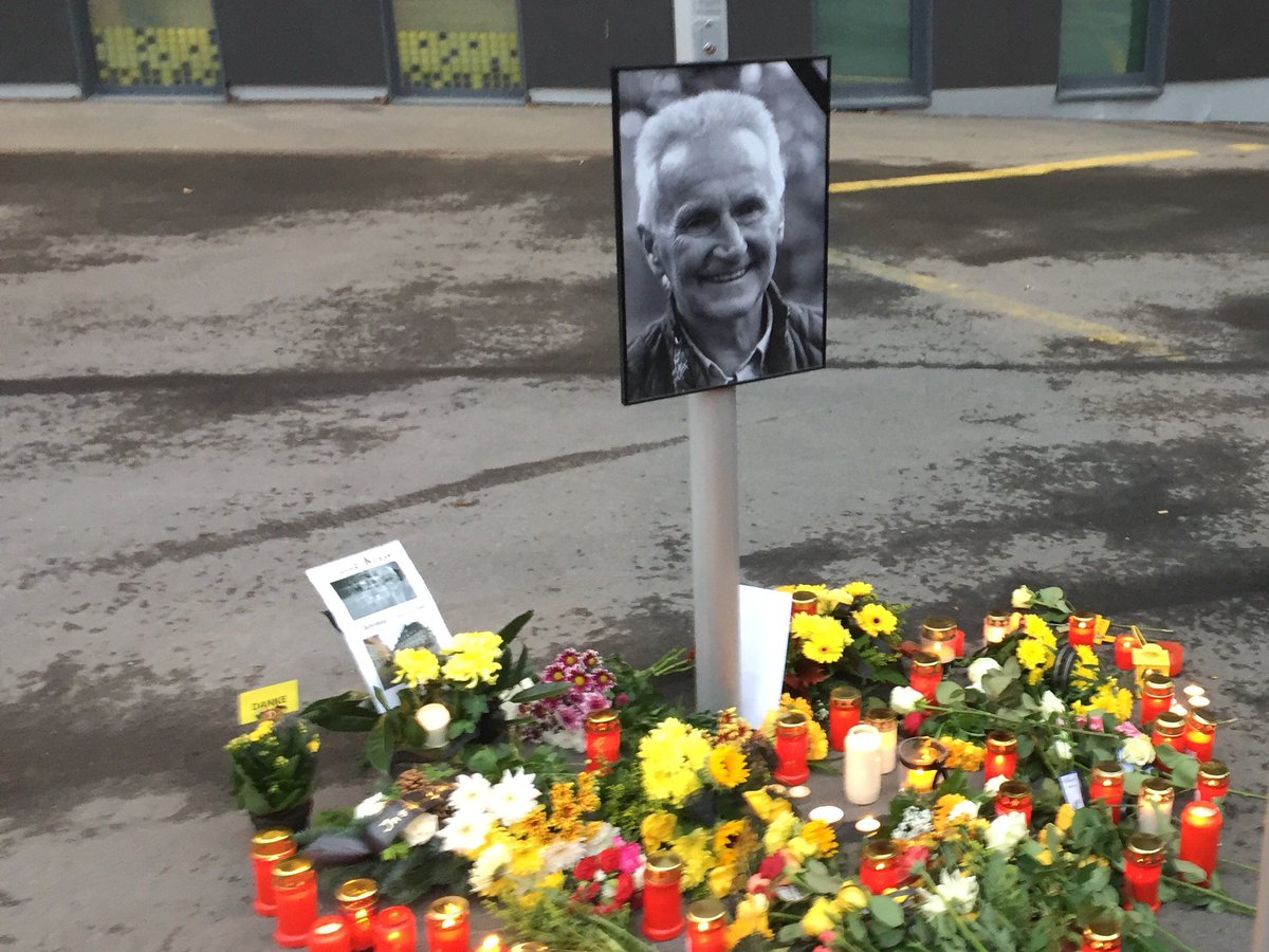 jensumbreit's tweet photo. Tschüss Reinhard! Wir denken an Dich! Du bleibst unvergessen! #dynamoLegende #sgd1953 https://t.co/ZbWoE99kdI