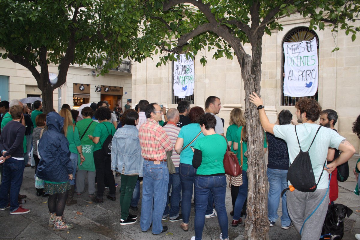iusevillaciudad's tweet photo. Ahora mismo en Plaza Nueva concentración contra los recortes en educación. ¡Susana escucha estamos en la lucha! #SevillaDocentesEncerrados https://t.co/RTYMKFLBrl