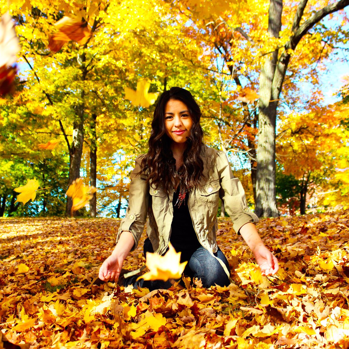 Living in a sea of leaves 🍃🍂🍁 Thanks for capturing 📸 @aliisimply #autumn #AutumnLeaves #naturephotography #photography