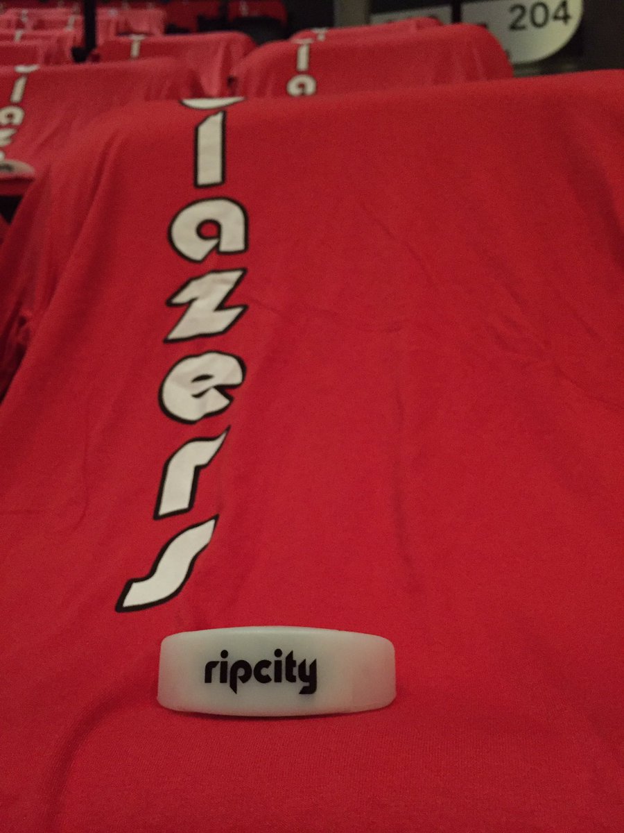 BlazerTodd's tweet image. Shirts - ☑️
Accessories - ☑️

Make sure you are in your seats early to be a part of the light show tonight!!#OpeningNight #RipCity
