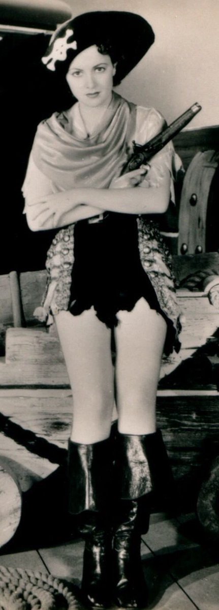 Solidmoonlight's tweet photo. Costume inspiration from Olivia (for a Captain Blood party) #HubClubContest #ClassicMovieHub #Halloween ☠️ https://t.co/gWiCI2OR5U