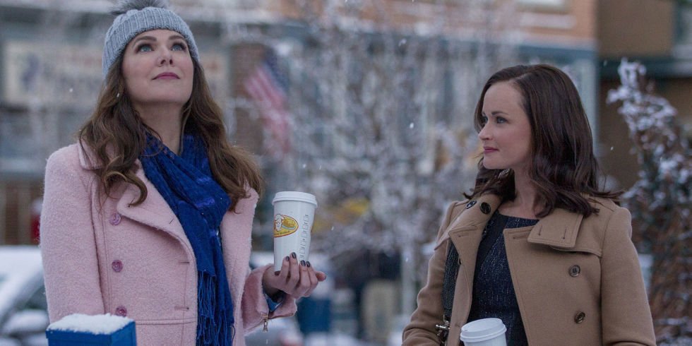 elle_es's tweet photo. 'Las 4 estaciones de las chicas Gilmore' (¡por fin vuelven!). No te pierdas el trailer #gilmoregirls @NetflixES https://t.co/YKMWNex65u https://t.co/WOUv27zflE