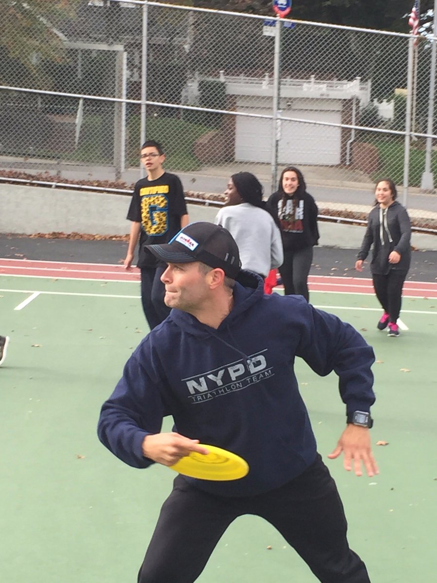 26q178's tweet photo. Our students had a blast playing Ultimate Frisbee with officers from @NYPD107Pct for Team Up! Tuesday https://t.co/tCmDMOxlHz