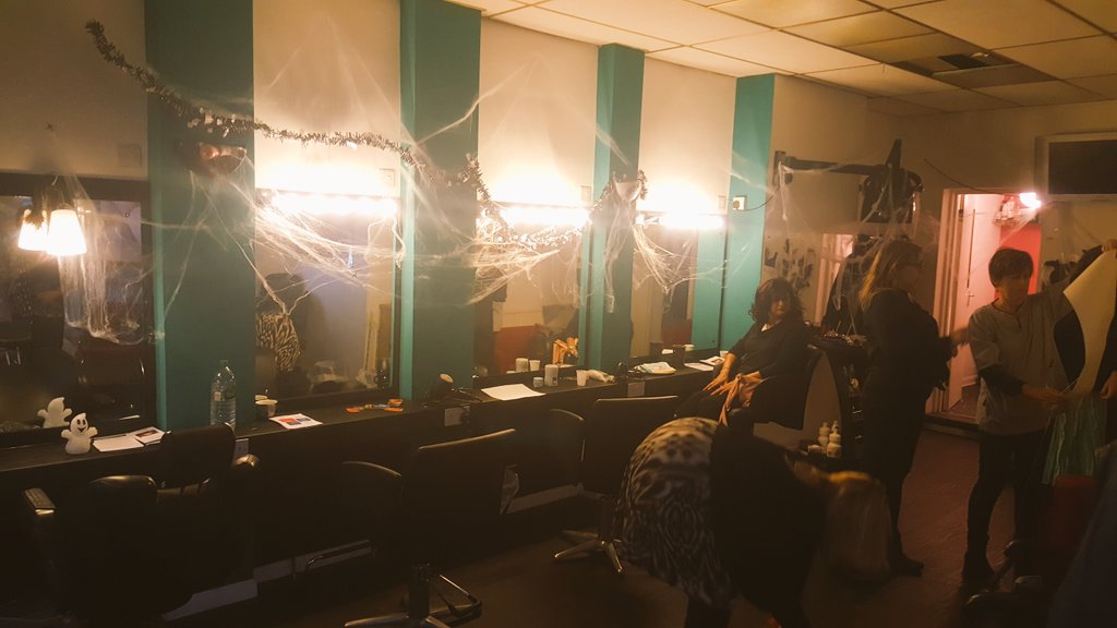Empyrealstudios's tweet photo. @Empyrealstudios #pamperparty with @StrakerHair kicking off. https://t.co/KiiM6ueOme