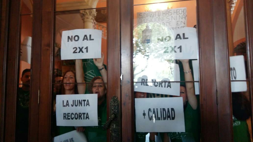 EncierroDocente's tweet photo. Queremos que @susanadiaz se reúna por la educación pública de calidad en Andalucía. 
#Sevilladocentesencerrados @psoedeandalucia https://t.co/dvYvlXWRD7