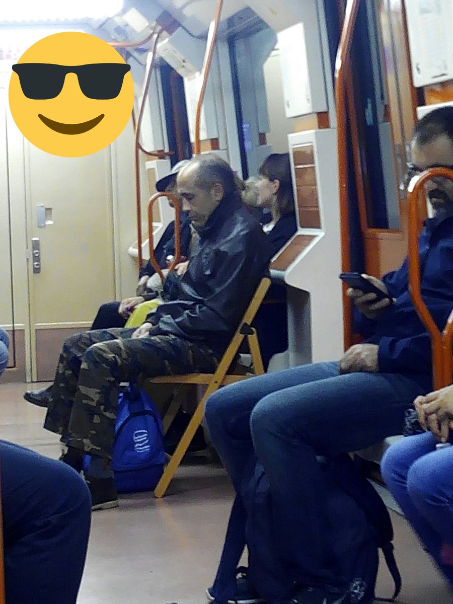AnitaMichigan's tweet photo. Hasta la polla de no tener sitio para sentarse en el metro https://t.co/lgPcmOxynz