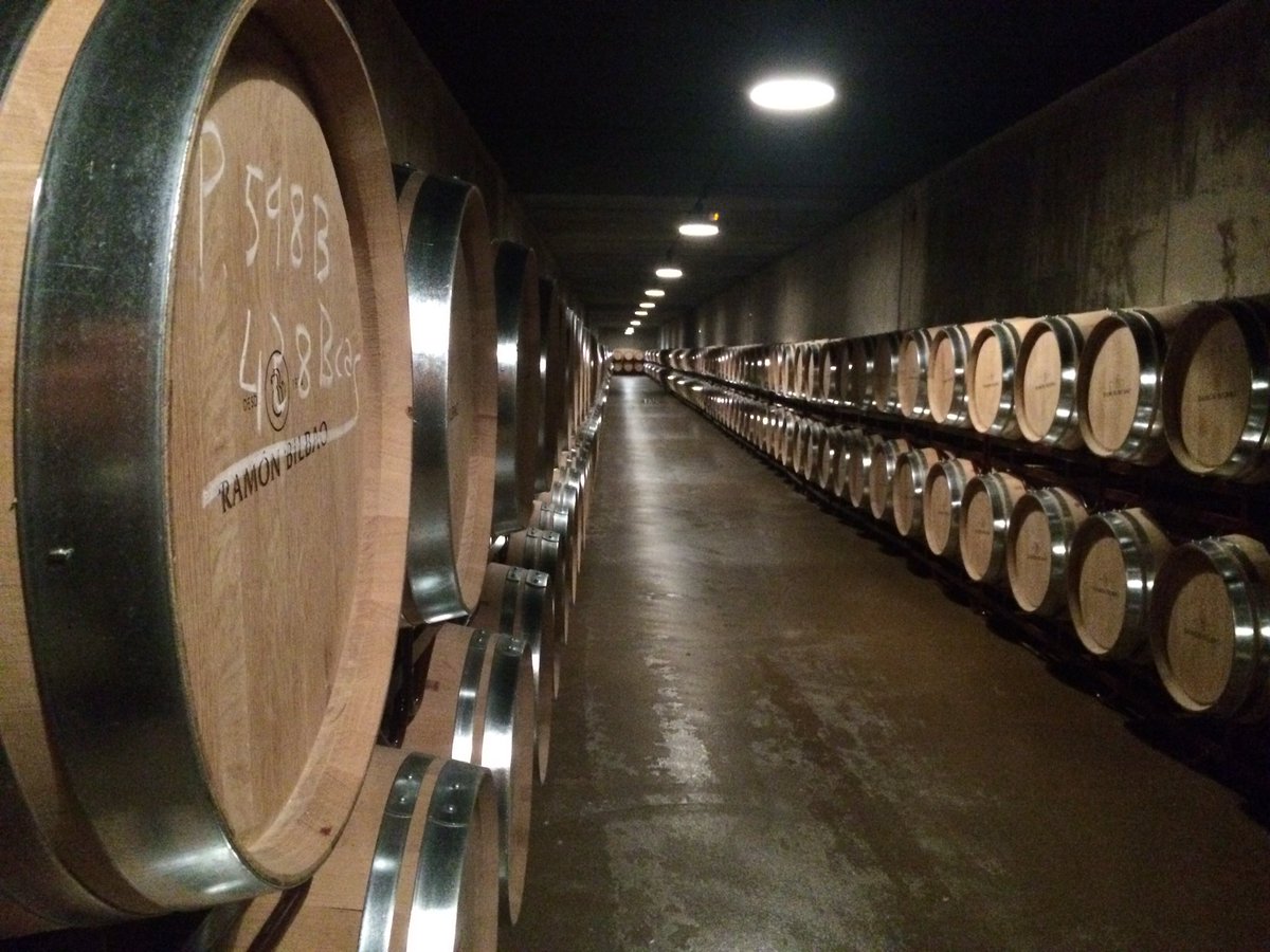 LAVILLADECORSA's tweet photo. Sortida a Logronyo.Bodegas inurrieta, Ramon Bilbao . Visita Laguardia #vins #rioja #rutas #callelaurel #platstheboss https://t.co/dOAe9greWg