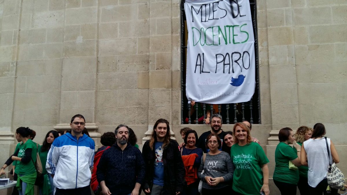 Norte_pm's tweet photo. Camaradas de la agrupación apoyando a #SevillaDocentesEncerrados para una educación pública y q @susanadiaz y @marianorajoy no recorte más https://t.co/BThGczeilN