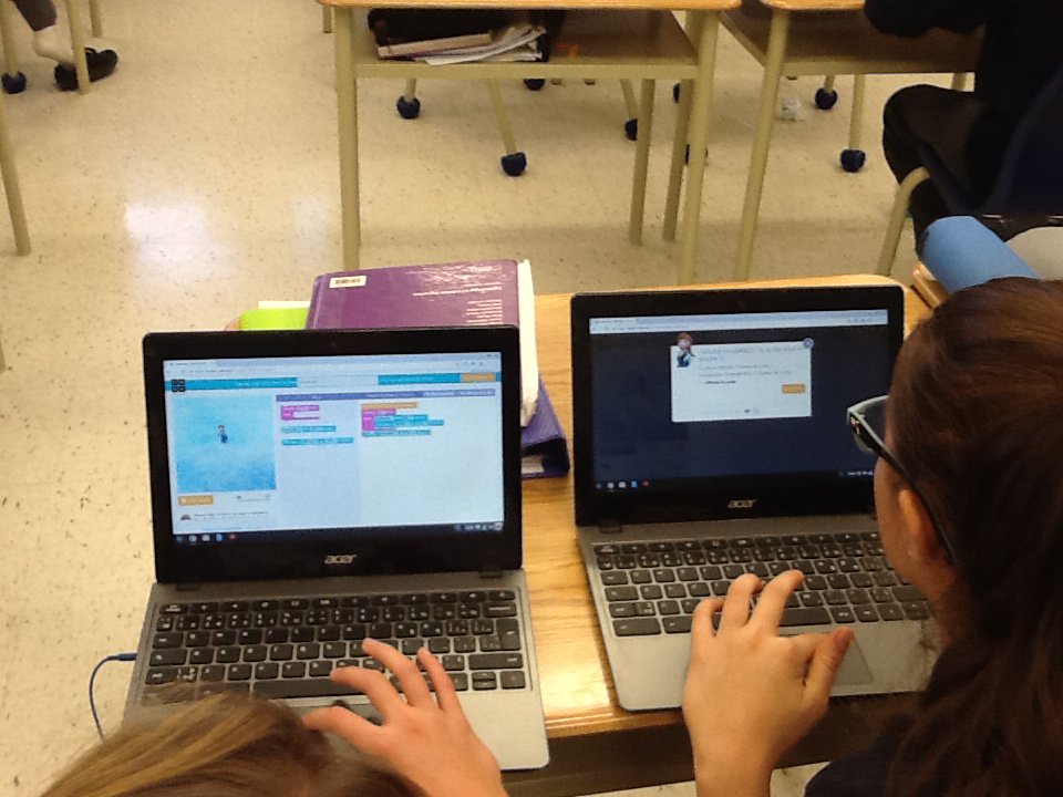 TrishPoulin's tweet photo. Géo et sens de l'espace avec https://t.co/GnbAkm4hPe en MAT8.  Programming code with Gr.8 students to explore rotations. #MTBoS #afemo2016 https://t.co/Gul8t0NTat
