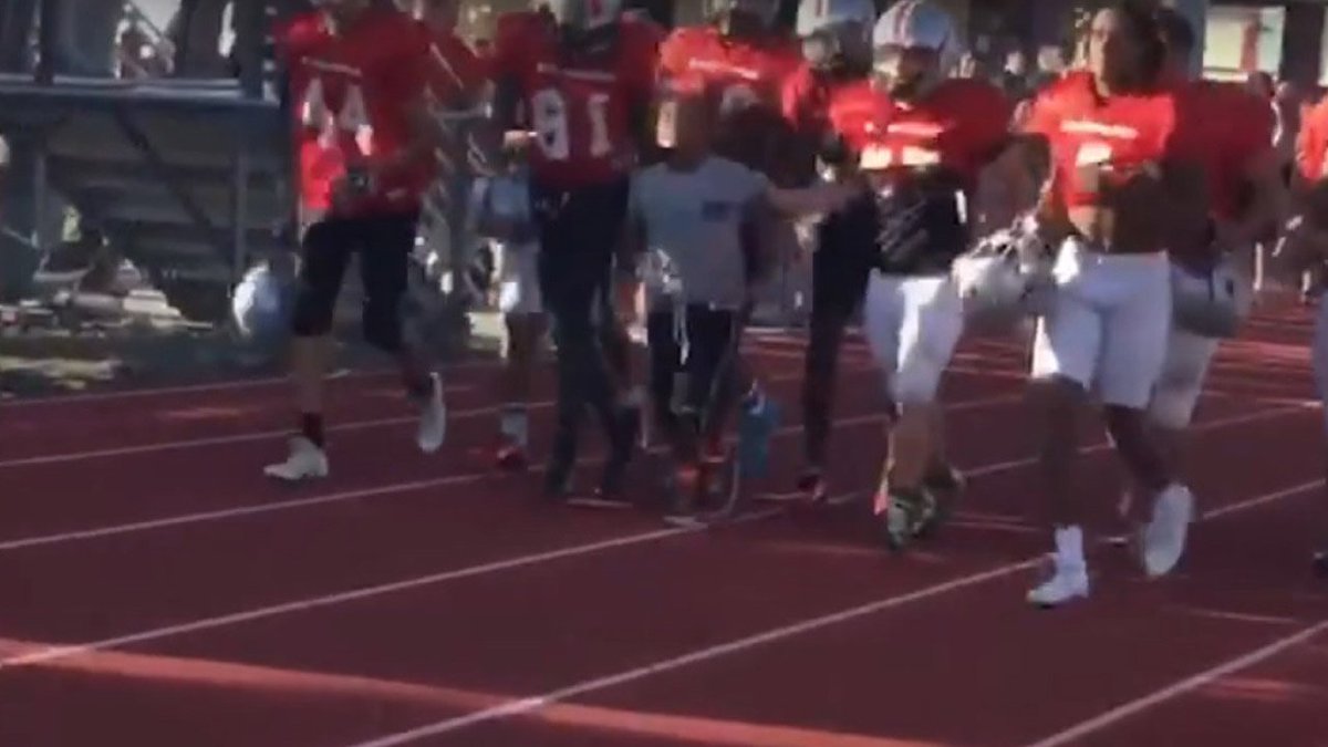 Fla. high school football team helps struggling young runner finish race bit.ly/2eBS5Iz?utm_me… https://t.co/I4MN0970IH