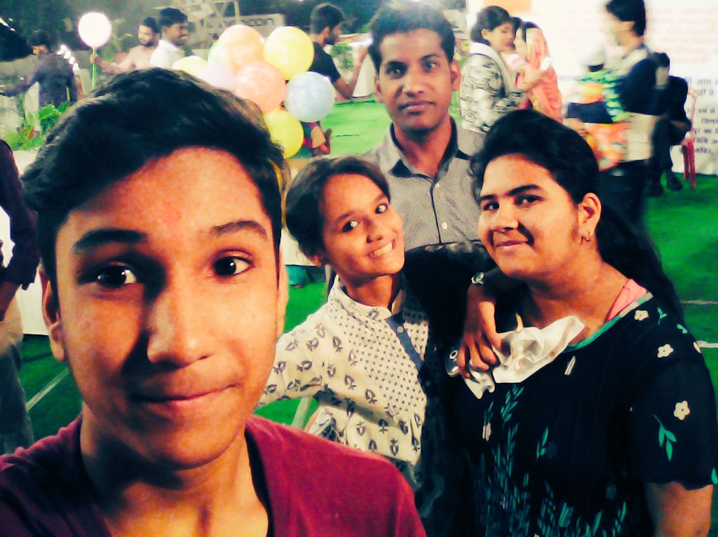 yatharths_lmll7's tweet image. #funTimeMemories
We never forget this moment's with our siblings #ourFestival #jhaaki #fun