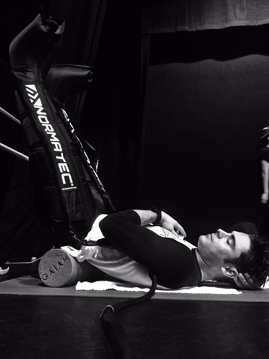 ZacEfron's tweet image. Break from dance rehearsals. Recovery is everything.