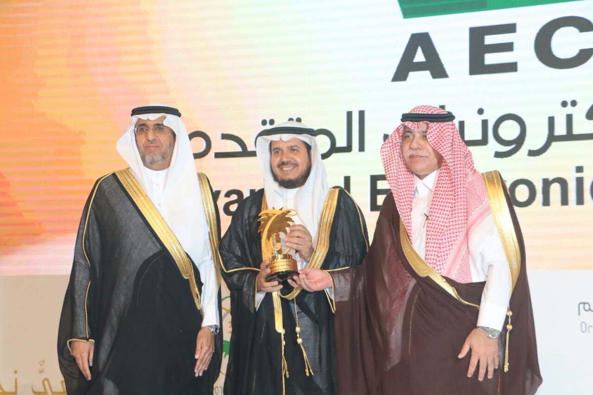 الرئيس التنفيذي للشركة أ. خالد الخويطر يستلم جائزة الملك عبدالعزيز للجودة من معالي وزير التجارة والاستثمار.
<a href="/KAQAORG/">جائزة الملك عبدالعزيز للجودة</a>