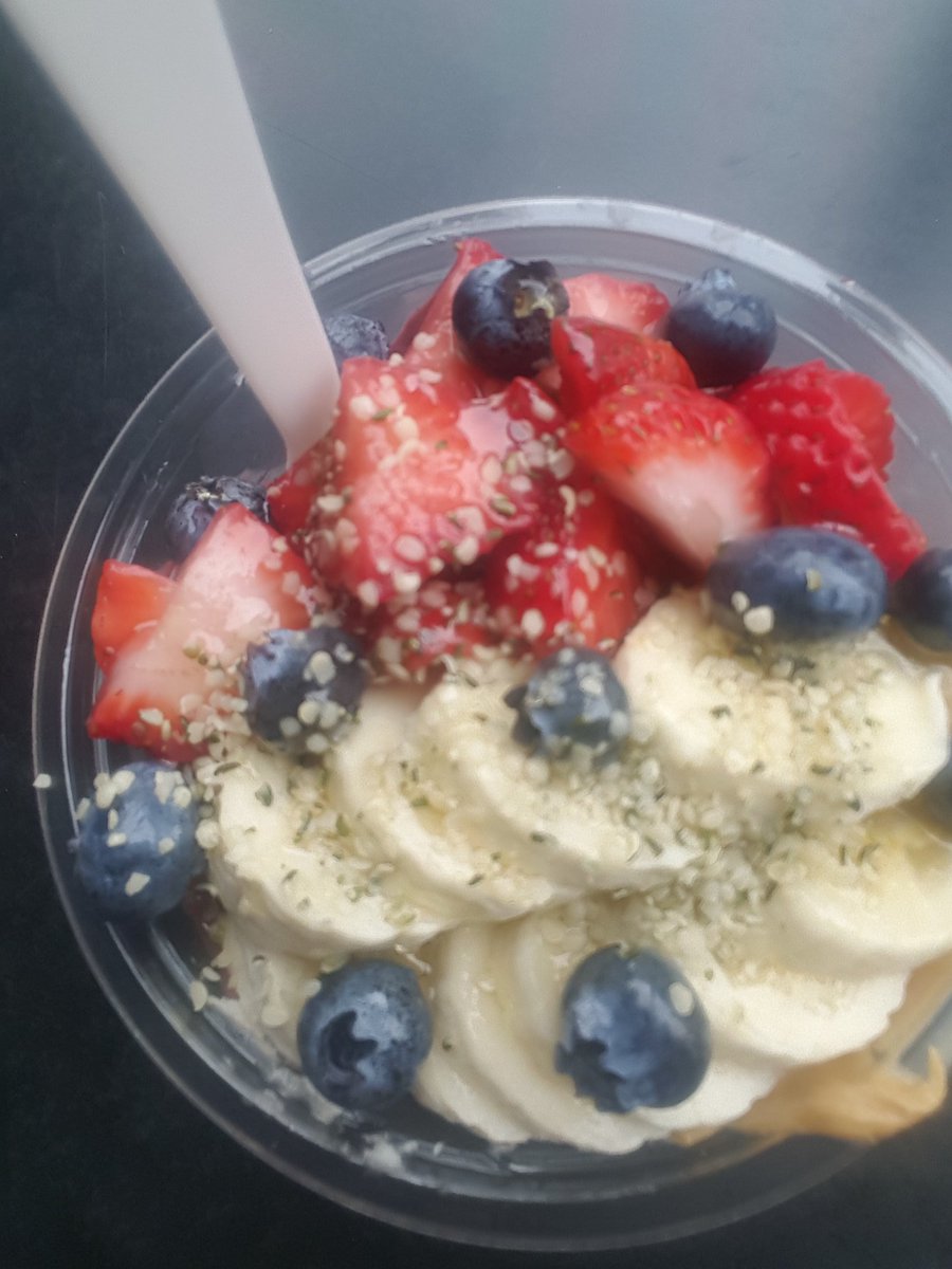 yusaali's tweet photo. Fun-employment Goal for the Week: consume as many acai bowls as possible. #basikcafe https://t.co/rRaU5AQo6o