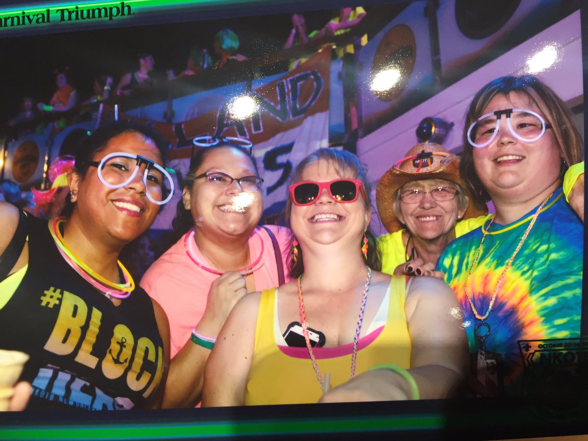 tanyap11013's tweet photo. So thankful to have spent my trip with @princessjrose @asp44 @Nessa1276 @Steph4NKOTB, love you ladies!!❤️❤️❤️❤️❤️❤️❤️❤️ https://t.co/JjVAbxMtOn
