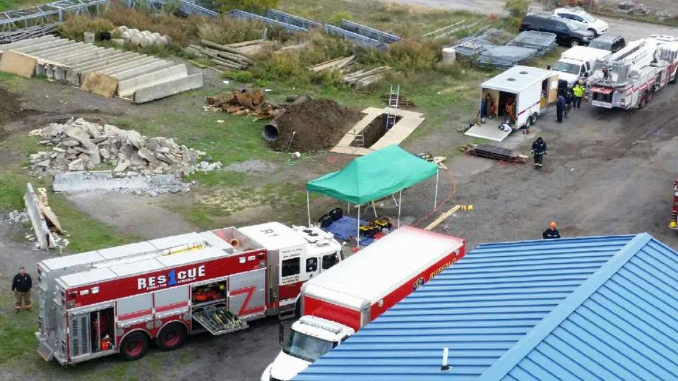 BuffaloRescue1's tweet photo. Rescue 1 members doing trench rescue training. Photo by R-1 member Dave Kaz #BuffaloFire #Rescue #Paratech #CollapseTeam https://t.co/hXxRReelUM