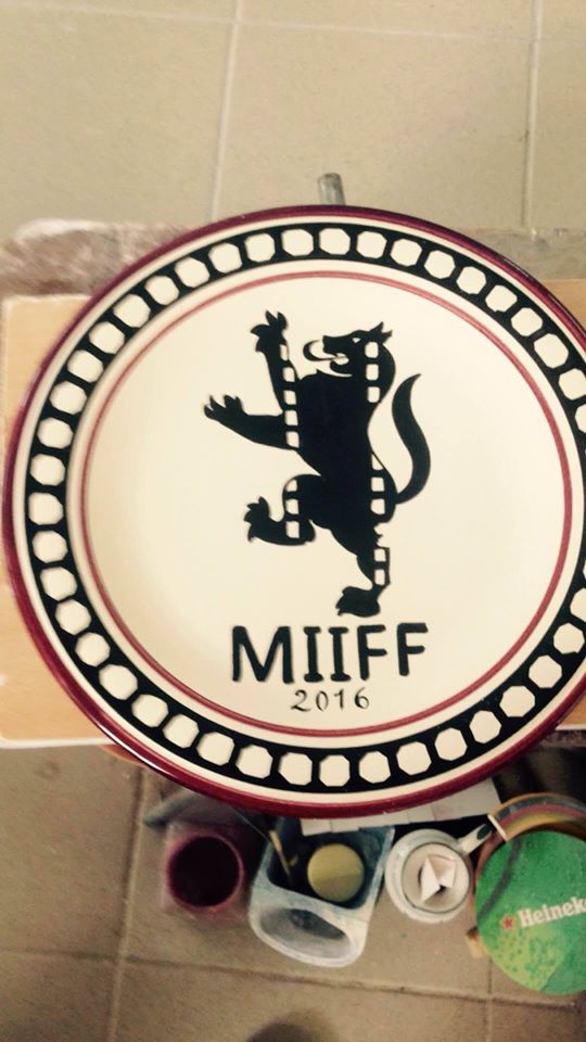 MIIFFEST's tweet photo. 🐺 👑 Quasi pronti i piatti di ceramica interamente decorati a mano da Stefano Bartoloni, artigiano montelupino 🎬 #MIIFF16 https://t.co/TUSNy5kTGc