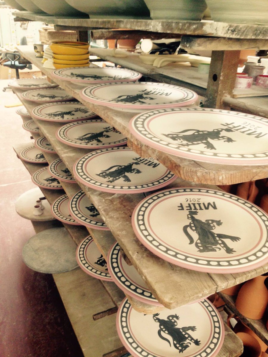 MIIFFEST's tweet photo. 🐺 👑 Quasi pronti i piatti di ceramica interamente decorati a mano da Stefano Bartoloni, artigiano montelupino 🎬 #MIIFF16 https://t.co/TUSNy5kTGc