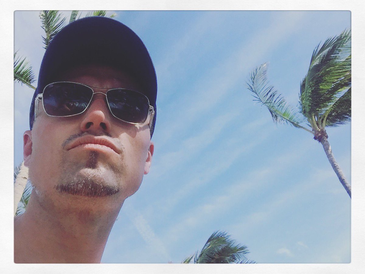 PaulRogerAmos's tweet photo. Getting my tan on ready for @walescomiccon thanks to @DBrodhagen @arbonne @Atlantisresort @assassinscreed @lostgirlseries #AIT2016 https://t.co/IYxMO06O1T