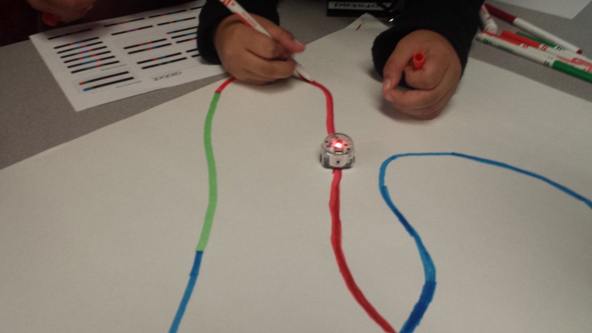 BobbieLoweTL's tweet photo. Problem solving together! Thicker lines makes our code readable! #trumanmakers https://t.co/1vKgbPn2Dq