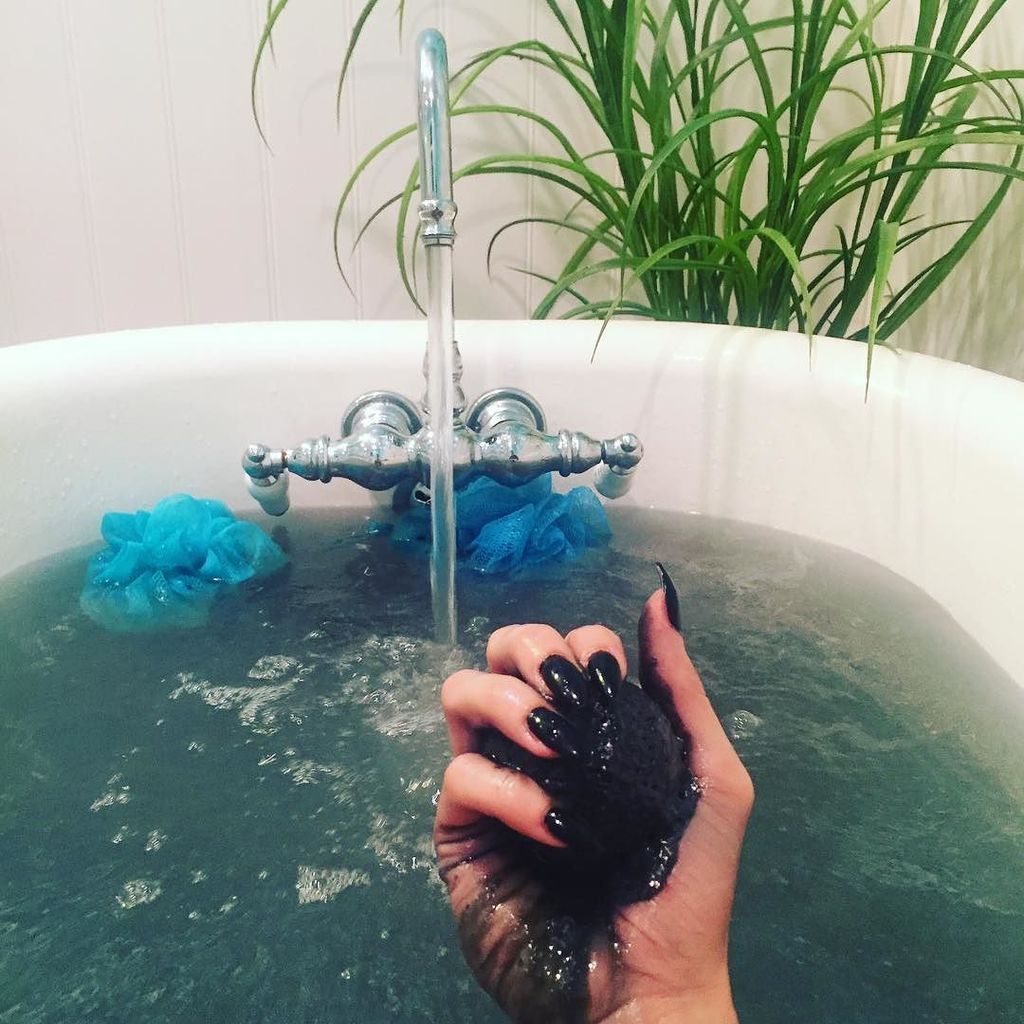 BeardlessKnight's tweet photo. Finally a bath bomb that matches my soul. 💀 https://t.co/e0c9DG0ahC