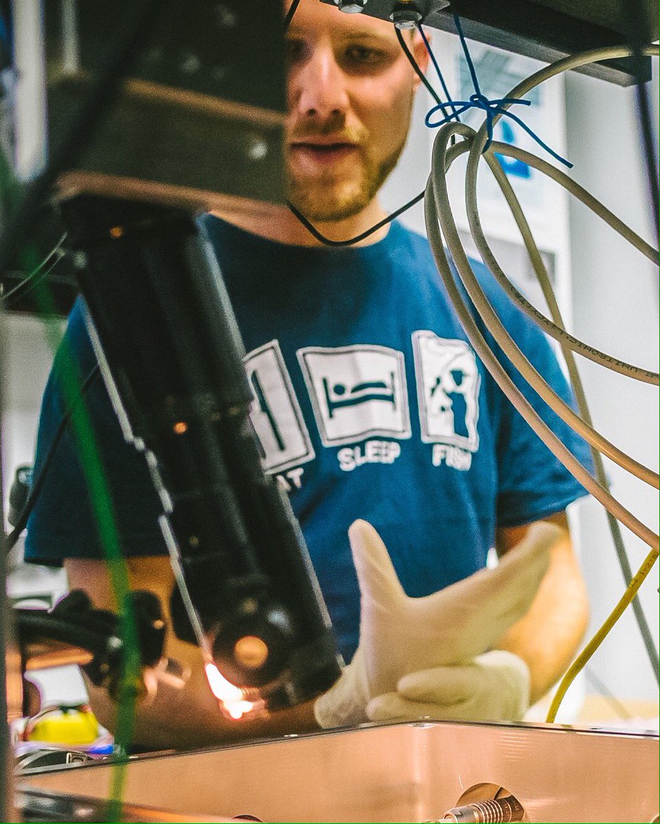 PaleBlueSam's tweet photo. PhD student James "Golden Boy" Bennett shows us his microresonators (tiny drums played by lasers) @ARC_EQuS #quantumsnaps 📸 @PatrickSelf https://t.co/iAKedvB2RU