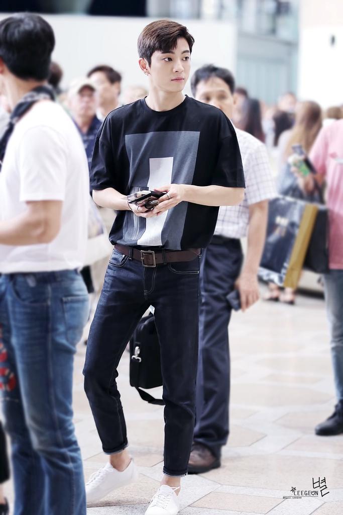 Kpop Airport Fashion Male Ezu Photo Mobile