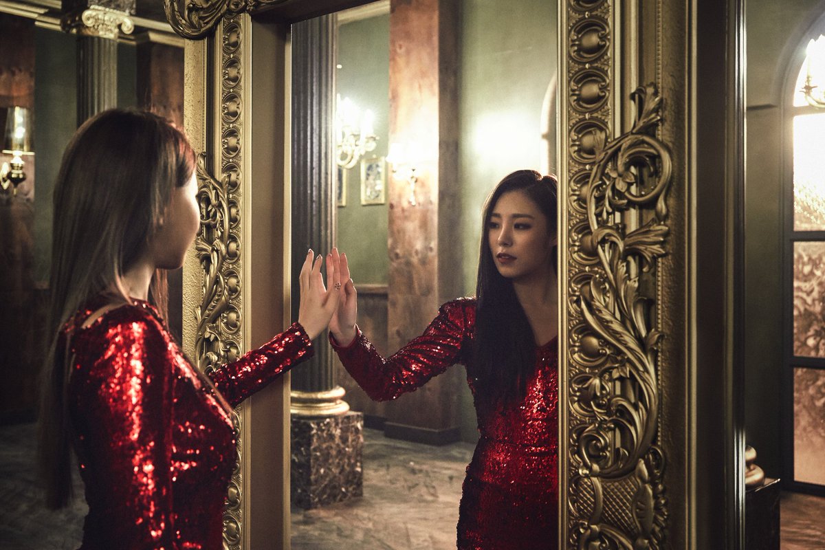 mmmhk_close's tweet photo. <MMM Comeback相關>
"Decalcoman輝"之前已經預告的SPOILER?
在迷人的氛圍下 MAMAMOO ANGEL LINE的破格變身將於11月7日公開
#네_번째 #미니앨범 #MEMORY
#데칼코마니 #Angel_Line #솔라 #휘인 https://t.co/fnAey0Flzr