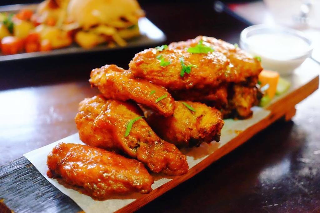 megzzz's tweet photo. Spicy! Hot wings at @JackalopesDive 💥👌🏻 super flavourful - love the hot sauces here!! Than… https://t.co/G5ysoeNnT3 https://t.co/yKcnrRss9H