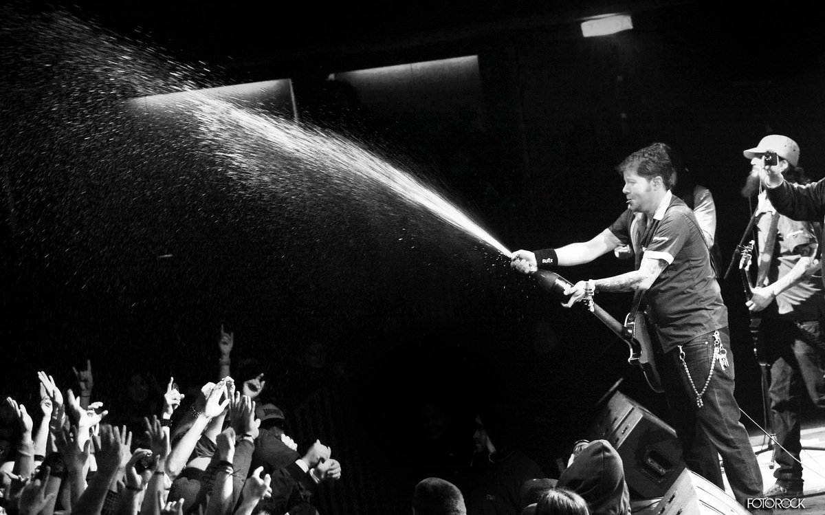 fotorockchile's tweet image. 9 días y contando. Los 25 años de @BBSparanoicos se celebran en grande el 4/11 en el Teatro Caupolicán: goo.gl/GXkAmn 💥👊🍾💪 #BBS25