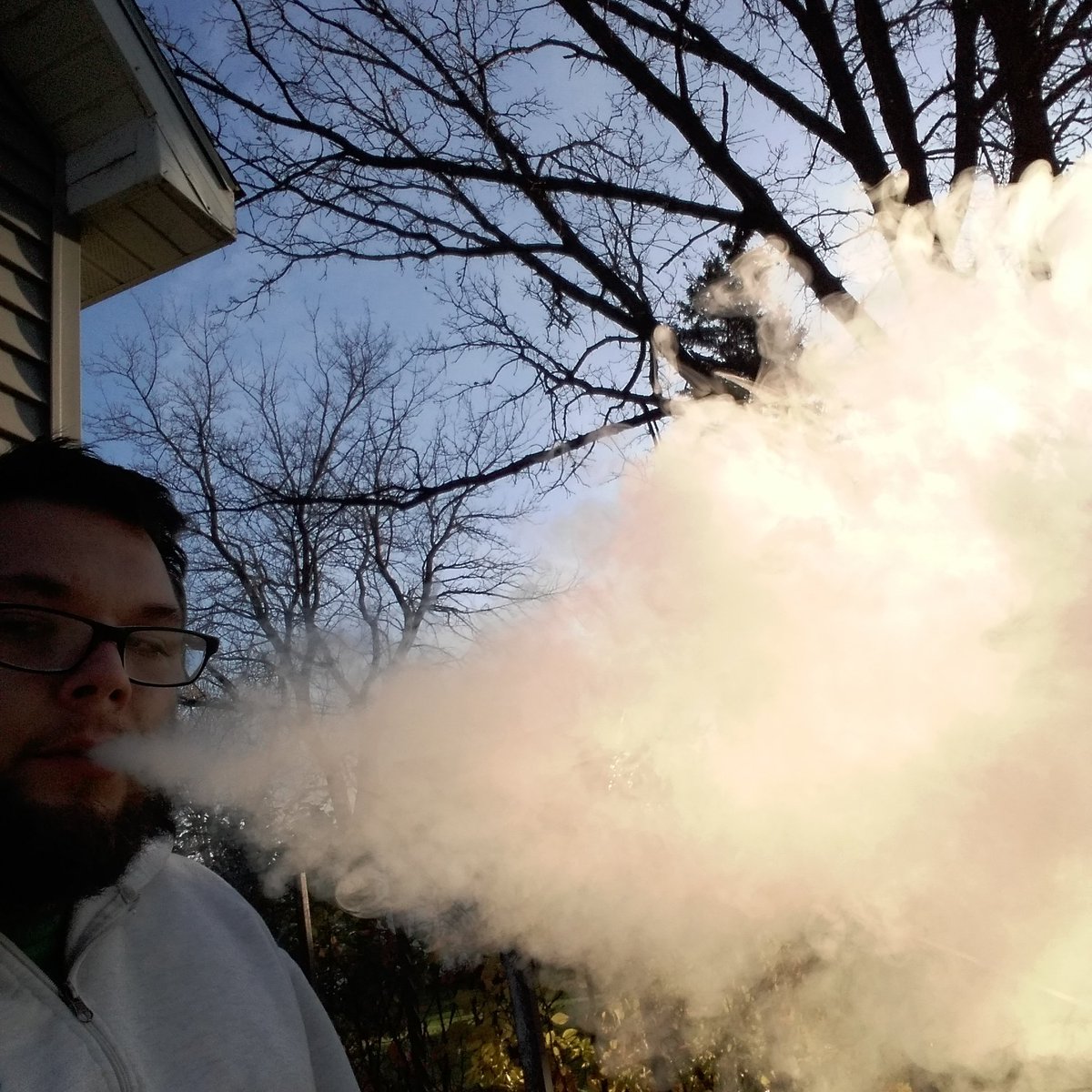 Cleemdawg's tweet photo. @IndoorSmokers @tiavapes look at this the biggest #cloudmaking I have ever done with only my 50W apollo with phaser sub ohm tank. https://t.co/zTaOOXBa1n