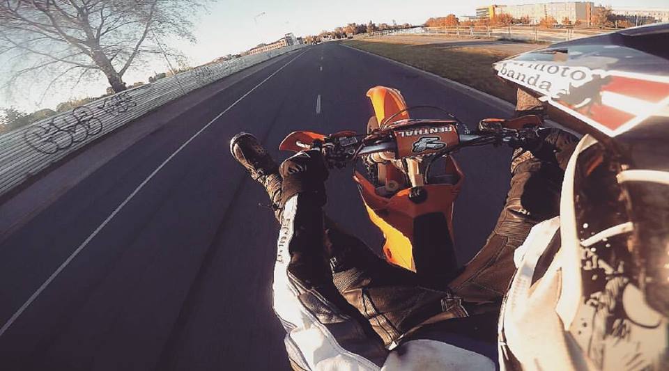SupermotoBanda's tweet photo. Autumn Wheelie!  #supermotard #motard #rideallday #braaap #wheelietime #pimpstarlife @Pimpstarlife #ktm #wheeliewednesday #exc525 https://t.co/hvsGI9AWur