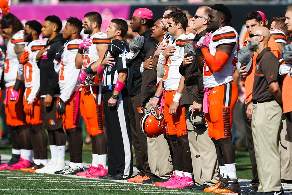 SportingBecky's tweet photo. @MarkSchultz2 @MikePereira @DeanBlandino @nflcommish @RefereeJimD @JugglingReferee #AlexKemp #referee #SJ #Anthem standing WK #7 2016 https://t.co/dZpMxj9uvj