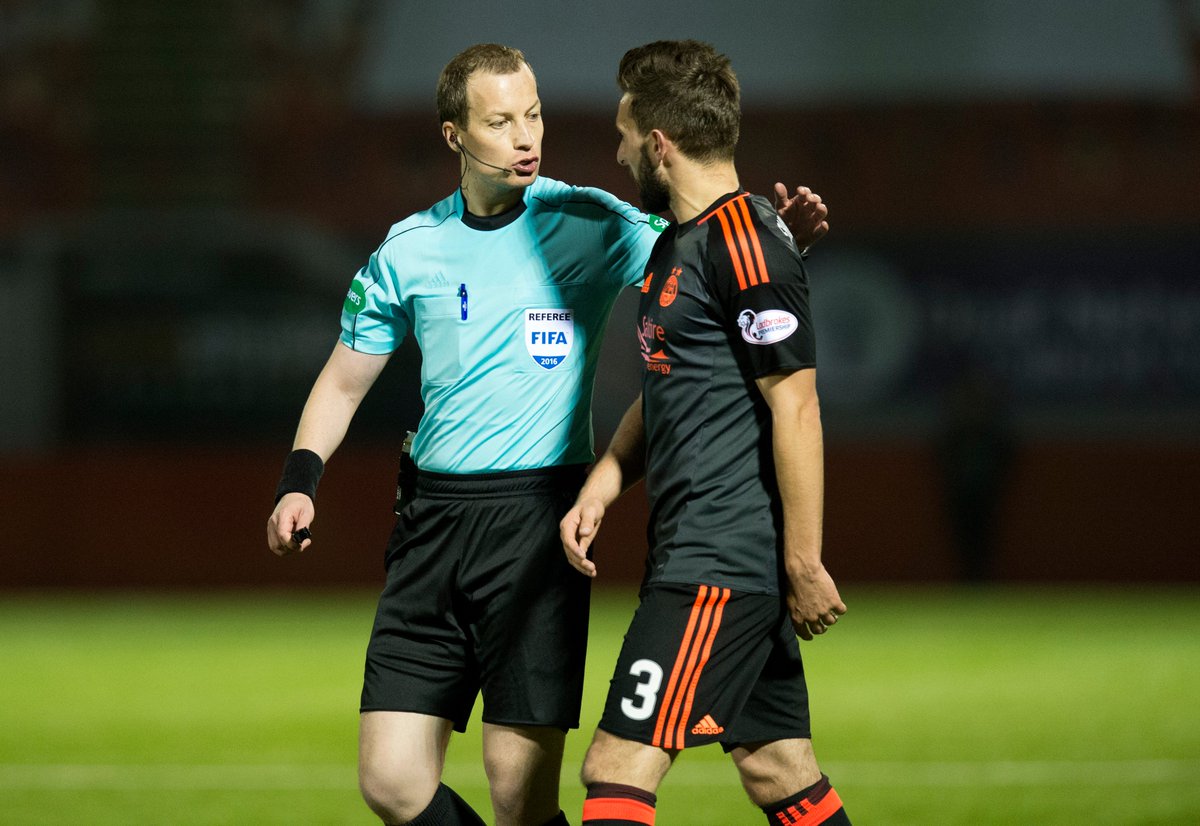 Graeme Shinnie dialoga con el colegiado William Collum