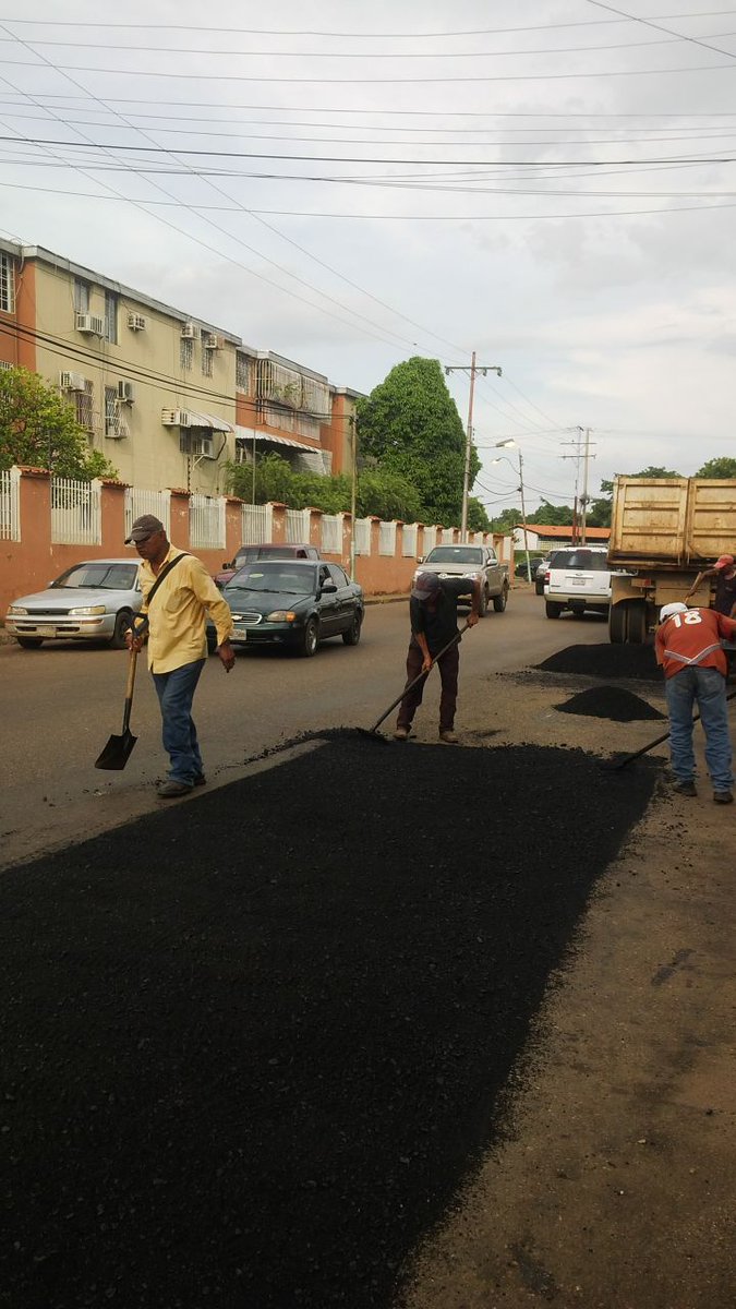 alcaldiabmfm's tweet photo. #EnFotos Fiesta del Asfalto desde la 5ta Avenida de #Calabozo #MunicipioMiranda #CalabozoEnMarcha @elhinnaoui @NicolasMaduro @dcabellor https://t.co/LnZyHQk37n