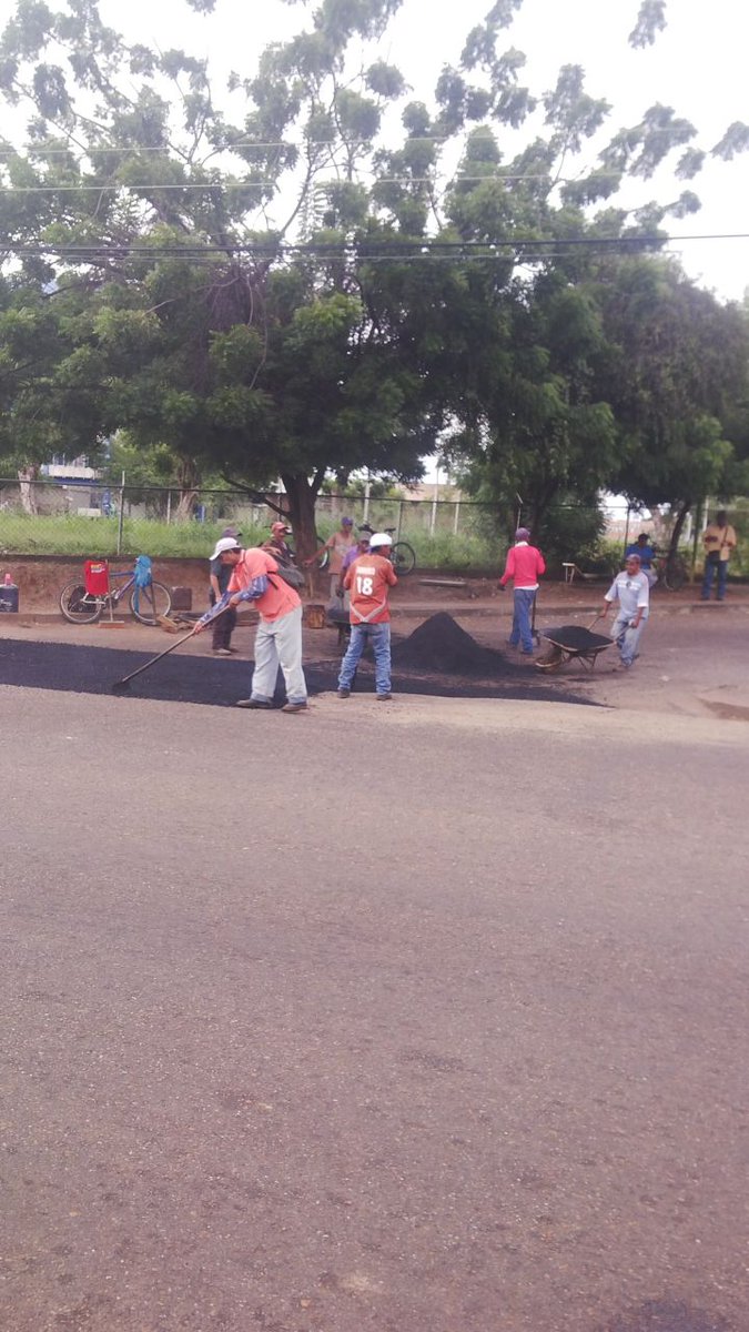 alcaldiabmfm's tweet photo. #EnFotos Fiesta del Asfalto desde la 5ta Avenida de #Calabozo #MunicipioMiranda #CalabozoEnMarcha @elhinnaoui @NicolasMaduro @dcabellor https://t.co/LnZyHQk37n