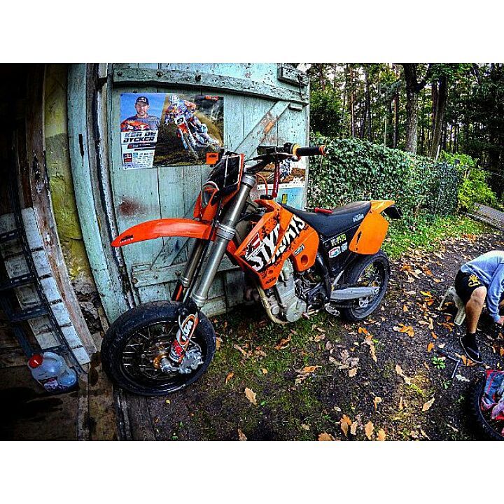 SupermotoBanda's tweet photo. Sweet EXC! #supermotard #motard #rideallday #braaap #wheelietime #pimpstarlife @Pimpstarlife #ktm #exc525 https://t.co/2ekxQ7JH91