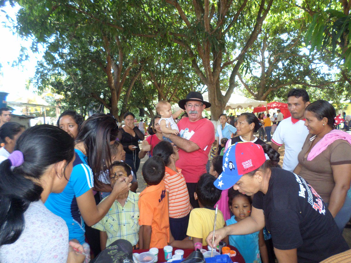 alcaldiabmfm's tweet photo. Plan Alegría Comunal desde Parroquia Guardatinajas llevando bienestar al pueblo. Instrucciones de @elhinnaoui #MunicipioMiranda https://t.co/J9455YwbcY
