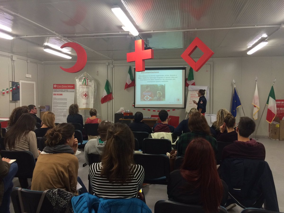 crocerossalucca's tweet photo. Anche stasera corso di formazione per i nuovi aspiranti volontari della #CroceRossa. https://t.co/8wqrnbo8Km