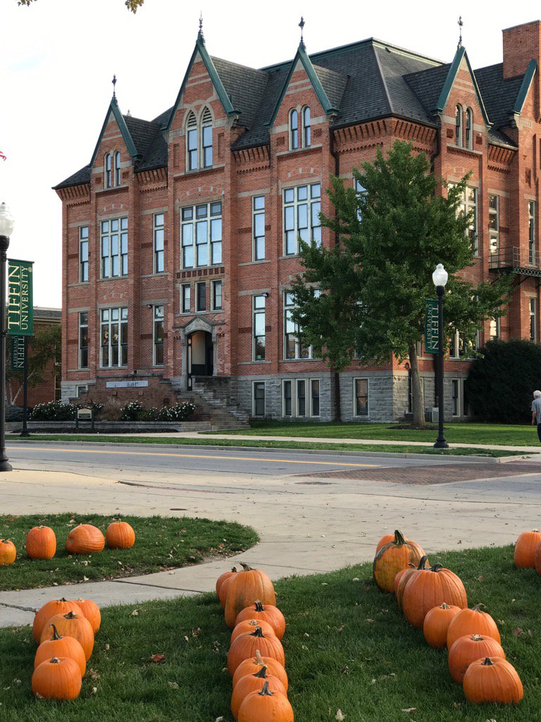 TUEngage's tweet photo. Who else loves fall? @TiffinU @TiffinResLife https://t.co/Lp9GOnqxhK