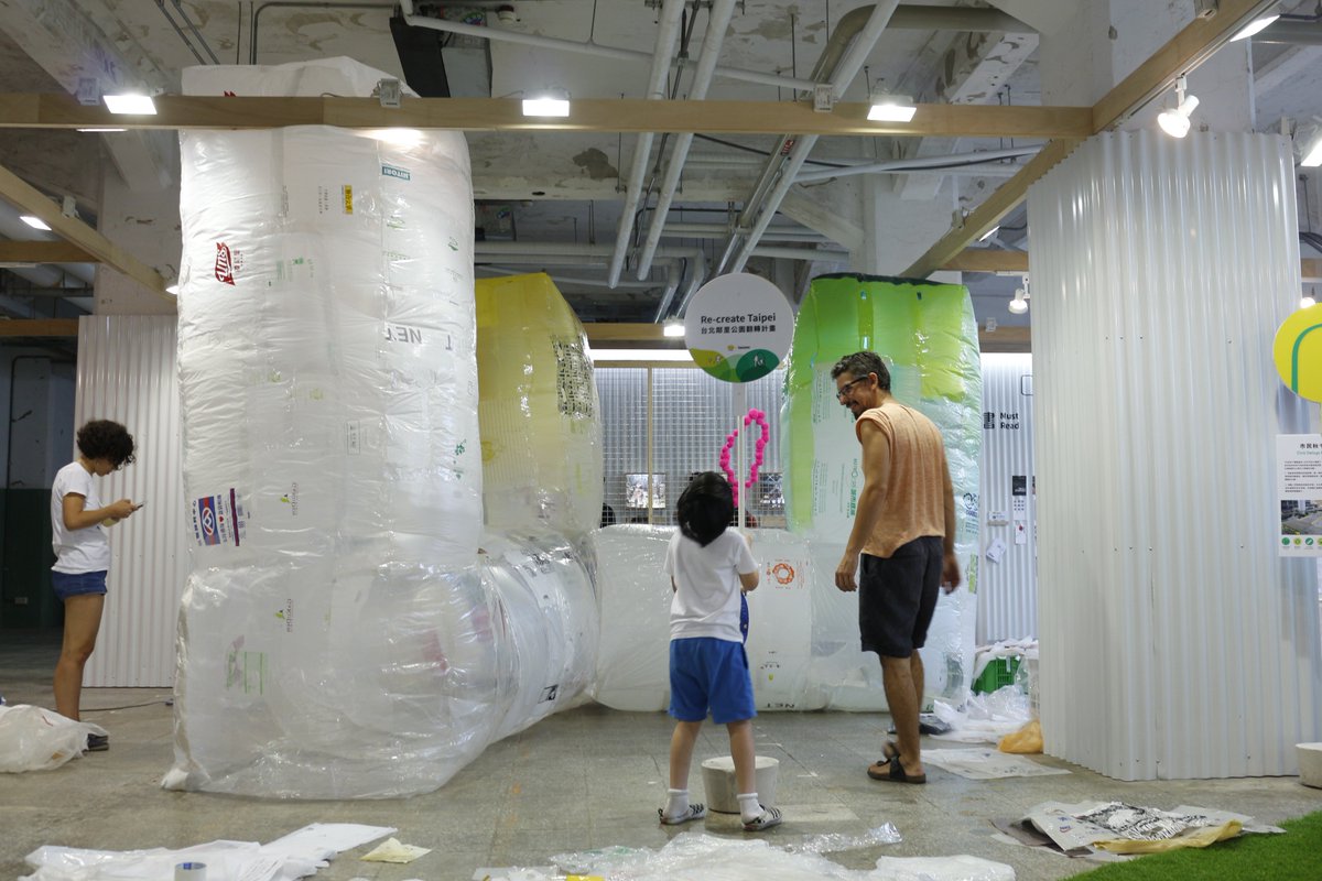 WDCTaipei2016's tweet photo. WDC Open Call partners @basurama and #CityYeast used plastic bags to make "Bubble Pillars" during Taipei Issuuuue
#WDCHouseX #ReCreateTaipei https://t.co/hxzXWzh164