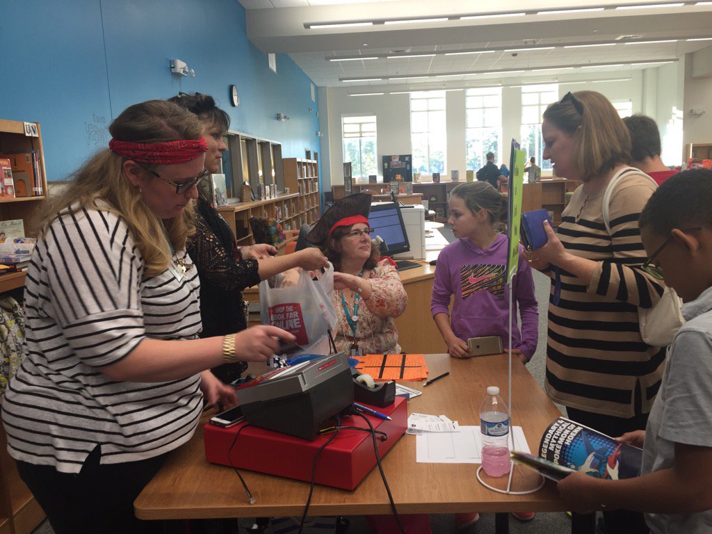acmeulink's tweet photo. Book fair family night is in full swing! #owlsome #oakviewes https://t.co/hYTVkO5GHX
