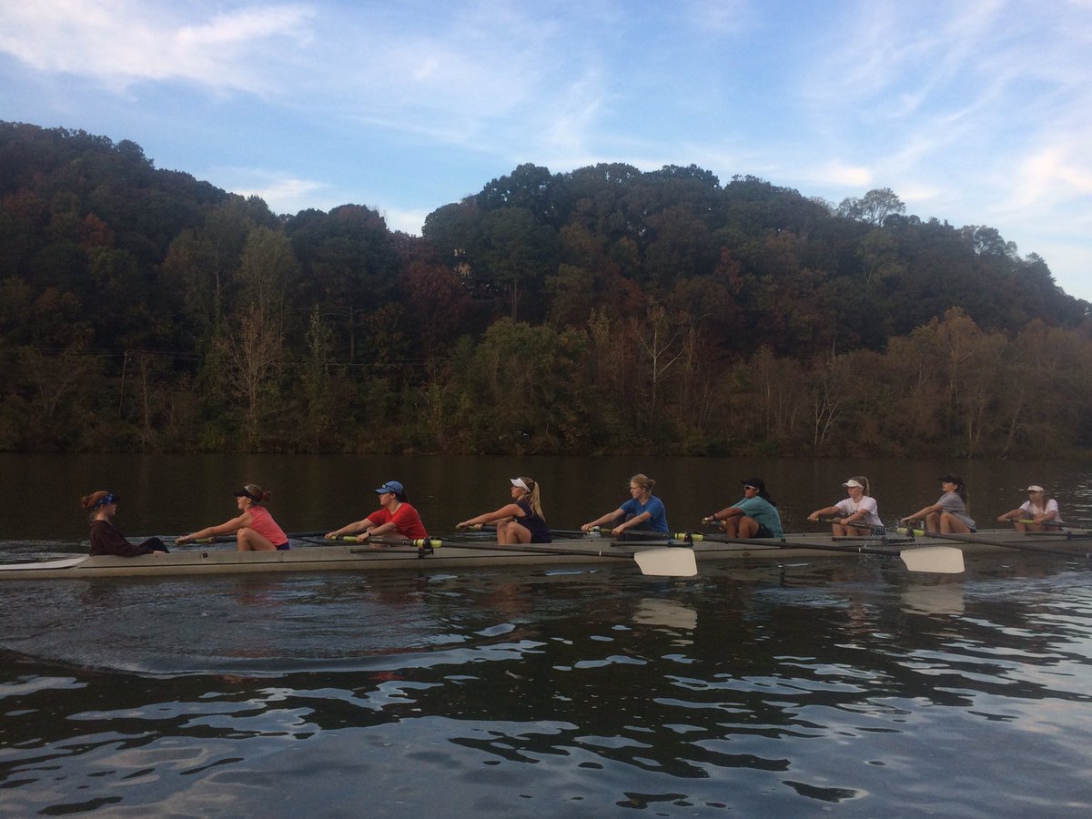 TheNickSnowShow's tweet photo. Finally fall at @standrewrowing The leaves are falling and so are the splits. https://t.co/G4stuk7iQ9
